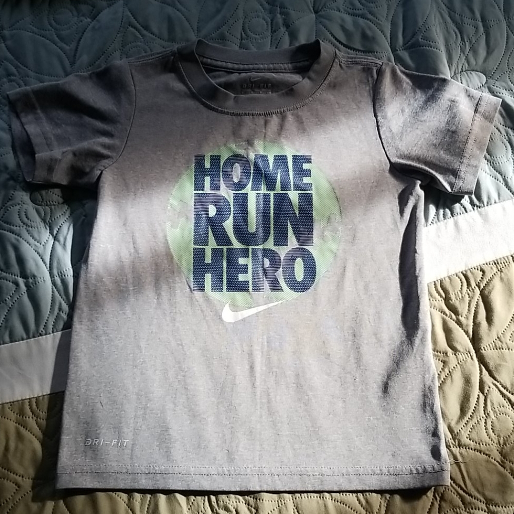 Boys size 4/5 NIKE short sleeve shirt